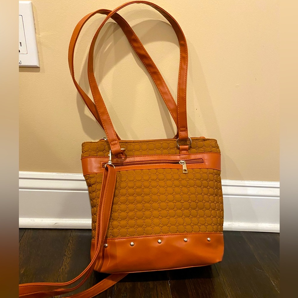 Circle quilter hobo bag with front and back zip pockets